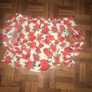 Floral off the shoulder top! 🦋🌙